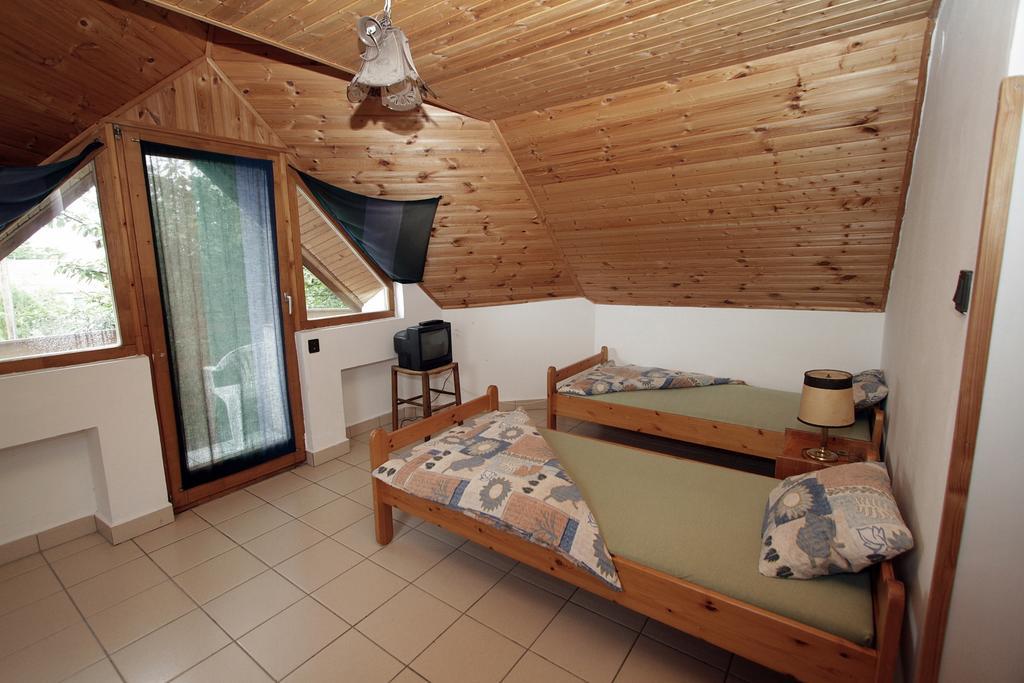 Voeroesko Apartmanhaz Révfülöp Zimmer foto
